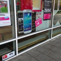 Das Foto wurde bei Telekom Shop von Pine A. am 8/20/2013 aufgenommen