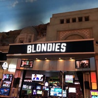 รูปภาพถ่ายที่ Blondies Sports Bar &amp;amp; Grill โดย Olli เมื่อ 6/23/2022
