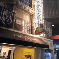 Foto diambil di Broadway Burger Bar &amp;amp; Grill oleh Olli pada 6/23/2022