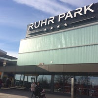 รูปภาพถ่ายที่ Ruhr Park โดย Olli เมื่อ 1/28/2017