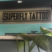 2/18/2016 tarihinde Lizbeth M.ziyaretçi tarafından Superfly tatuajes'de çekilen fotoğraf