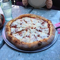 Foto tirada no(a) Vancouver Pizza por Hannah jo B. em 9/19/2013