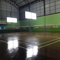 Photo taken at Ruammitr Badminton by Chinaphong K. on 11/28/2017