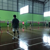 Photo taken at Ruammitr Badminton by Chinaphong K. on 3/20/2018