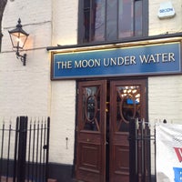 Photo taken at The Moon Under Water (Wetherspoon) by Alfama on 3/21/2015