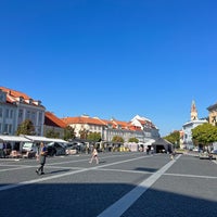 รูปภาพถ่ายที่ Rotušės aikštė  | Town Hall Square โดย Samy I. เมื่อ 9/28/2023