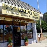 Foto tomada en Val&amp;#39;s Putnam Wines  por Val&amp;#39;s Putnam Wines el 8/13/2013