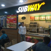 รูปภาพถ่ายที่ Subway โดย Emre Ü. เมื่อ 5/11/2015