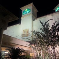 Foto diambil di La Quinta Inn &amp;amp; Suites Houston Galleria Area oleh SOFIA O. pada 10/29/2012