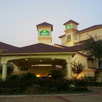 รูปภาพถ่ายที่ La Quinta Inn &amp;amp; Suites Houston Galleria Area โดย SOFIA O. เมื่อ 11/4/2012
