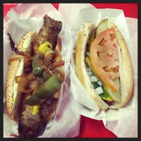 Снимок сделан в Mike&amp;#39;s Chicago Hot Dogs пользователем Vince B. 8/12/2015