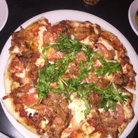 Das Foto wurde bei Vito&amp;#39;s Sicilian Pizza von Emily W. am 10/28/2017 aufgenommen