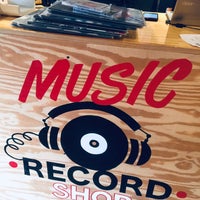 รูปภาพถ่ายที่ Music Record Shop โดย Emily W. เมื่อ 2/26/2020