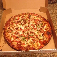 Foto tomada en Denver Pizza Company  por Emily W. el 12/31/2013