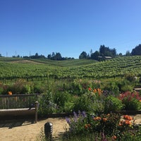 Das Foto wurde bei Lynmar Estate Winery von Juliet am 5/20/2017 aufgenommen