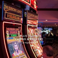 Foto diambil di Ellis Island Casino &amp;amp; Brewery oleh Seth K. pada 4/2/2023