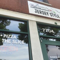 8/23/2015에 tina f.님이 Feraro&amp;#39;s Jersey Style Pizza에서 찍은 사진