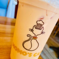 Foto diambil di Momo’s Cafe oleh Donna Mc pada 7/30/2022
