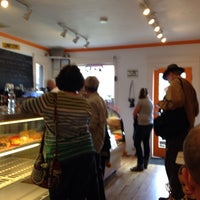 9/22/2014 tarihinde Mike M.ziyaretçi tarafından Cafe Zuri'de çekilen fotoğraf