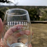 Foto tirada no(a) Driftwood Estate Winery por Zack M. em 2/7/2017