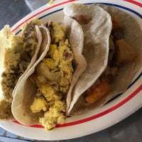 Foto scattata a Taqueria El Mexsal da Joyce L. il 7/30/2017