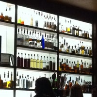 Foto diambil di The Corner Office Restaurant &amp;amp; Martini Bar oleh Krea S. pada 11/10/2012