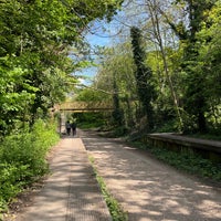 Photo taken at Parkland Walk (Finsbury Park to Crouch End Section) by Rob M. on 4/30/2022