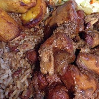 Foto tomada en Golden Krust Caribbean Restaurant  por Bina E. el 2/6/2014