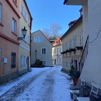 Foto diambil di Kavárna Nový Svět oleh Zlata K. pada 1/19/2024