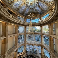 Photo taken at The Rotunda at Neiman Marcus by Juli🐥 on 11/25/2023