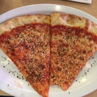 Foto tirada no(a) King of New York Pizzeria Pub por Brittany D. em 3/2/2015