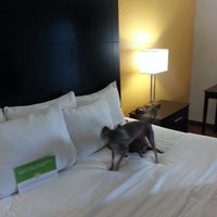 Das Foto wurde bei La Quinta Inn &amp;amp; Suites Orlando Universal Area von James G. am 9/30/2012 aufgenommen