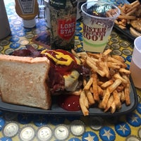 Photo taken at Twisted Root Burger Co. by Isaac G. on 9/12/2019