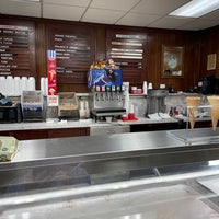 Снимок сделан в Kirk&amp;#39;s Ice Cream Parlor пользователем Jonathan U. 9/28/2022