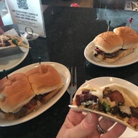 รูปภาพถ่ายที่ Flipside Burgers &amp; Bar โดย Amy K. เมื่อ 5/13/2021