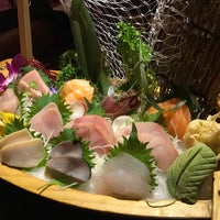 รูปภาพถ่ายที่ Pink Sumo Sushi &amp;amp; Sake Café โดย Amy K. เมื่อ 2/25/2021