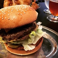 Foto tirada no(a) Brother Burger and the Marvellous Brew por David C. em 8/18/2015