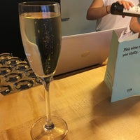 8/16/2017에 Laura D.님이 Evín Wine store &amp;amp; bar에서 찍은 사진