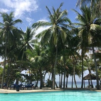 Foto diambil di Coco Grove Beach Resort oleh Laura D. pada 3/18/2017
