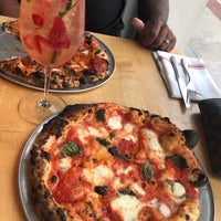 รูปภาพถ่ายที่ Burrata Wood Fired Pizza โดย Dellz เมื่อ 8/16/2019
