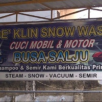 Photo taken at De &amp;#39;Klin Snow Carwash by Ione T. on 11/26/2012