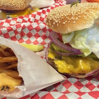 รูปภาพถ่ายที่ Tiff&amp;#39;s Burger โดย Brian P. เมื่อ 6/9/2016