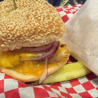 Das Foto wurde bei Tiff&amp;#39;s Burger von Brian P. am 6/9/2016 aufgenommen