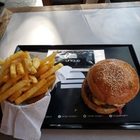Foto tirada no(a) Unique Burgers por Mavidenizatli em 9/12/2023