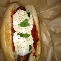รูปภาพถ่ายที่ Urban Hotdog Company โดย Carol R. เมื่อ 10/6/2012