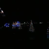 12/12/2015 tarihinde Brad E.ziyaretçi tarafından Glittering Lights'de çekilen fotoğraf