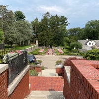 Foto diambil di Cranbrook House &amp;amp; Gardens oleh Todd V. pada 8/9/2021