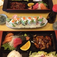 Foto tomada en Umi Sushi Boat  por Michael Q. el 11/8/2012