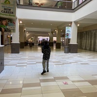 Foto tirada no(a) Crossgates Mall por Christina em 4/22/2022