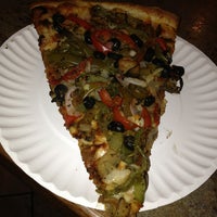 รูปภาพถ่ายที่ Ray&amp;#39;s Pizza โดย Fiona . เมื่อ 12/21/2012